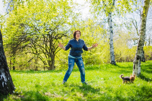 Mujer activa jugando en el parque