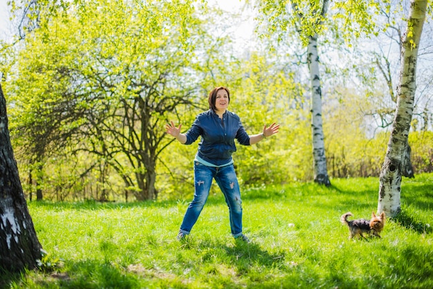 Mujer activa jugando en el parque