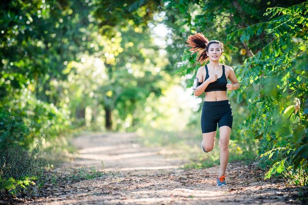 Mujer actividad Arbol de camino solo