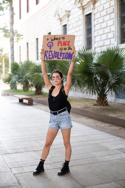 Mujer activista protestando por sus derechos