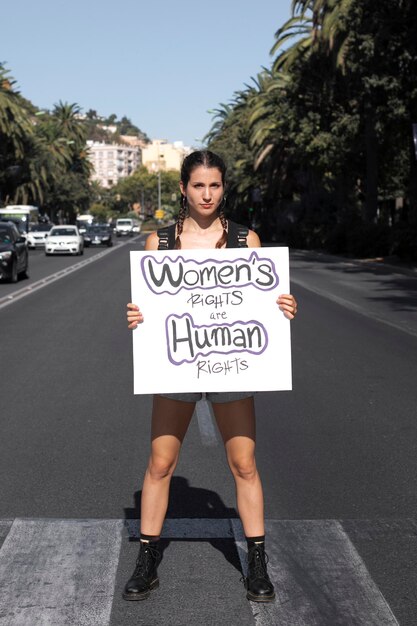 Mujer activista protestando por sus derechos