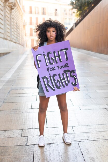 Mujer activista protestando por sus derechos