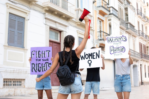 Foto gratuita mujer activista protestando por sus derechos