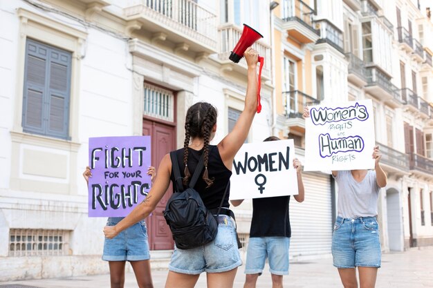 Mujer activista protestando por sus derechos