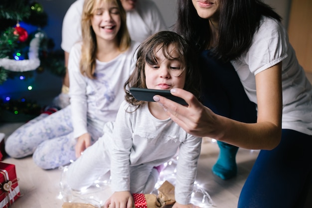 Mujer, actuación, smartphone, hija