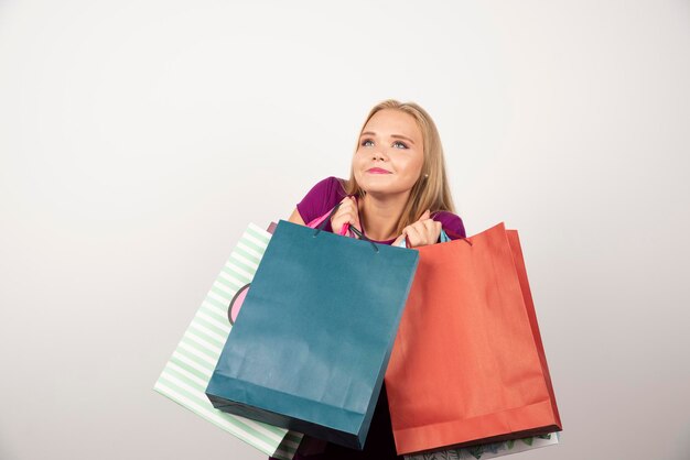 Mujer adicta a las compras feliz con coloridos bolsos de compras. Foto de alta calidad