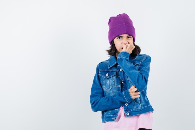 Foto gratuita mujer adolescente en camisa a cuadros y gorro gesticulando aislado