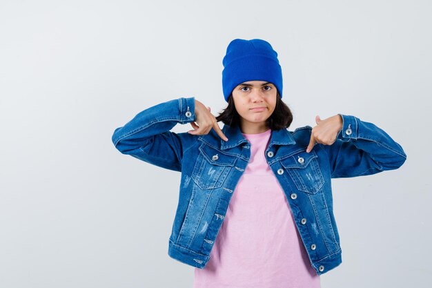 Foto gratuita mujer adolescente en camisa a cuadros y gorro gesticulando aislado