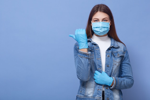 Mujer adolescente con mascarilla quirúrgica y guantes para la ...