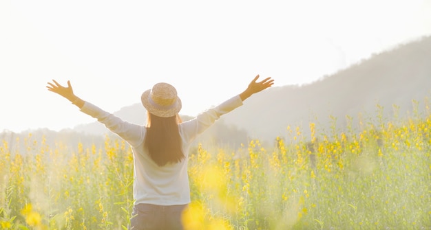 Mujer adolescente niña stand sentir libertad y relajación viajes al aire libre disfrutando de la naturaleza con la salida del sol.