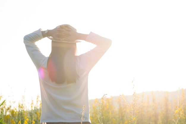 Mujer adolescente niña stand sentir libertad y relajación viajes al aire libre disfrutando de la naturaleza con la salida del sol.