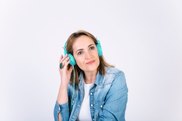 Mujer adulta en auriculares