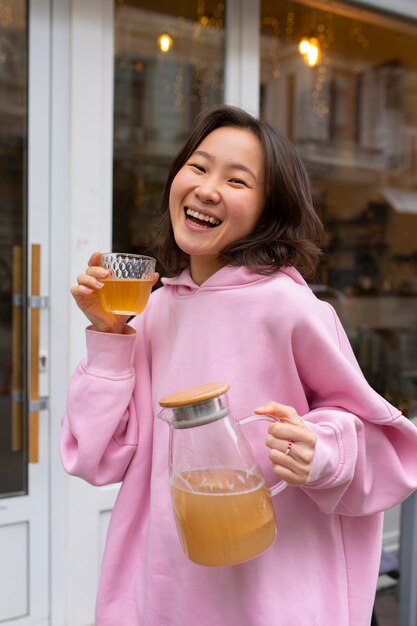 Mujer adulta bebiendo té de kombucha