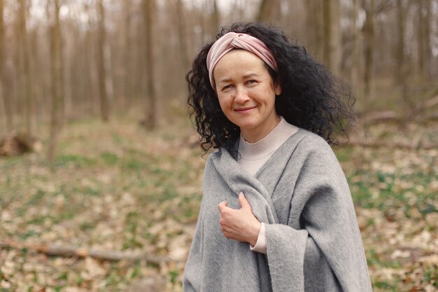 Mujer adulta en un bosque de primavera