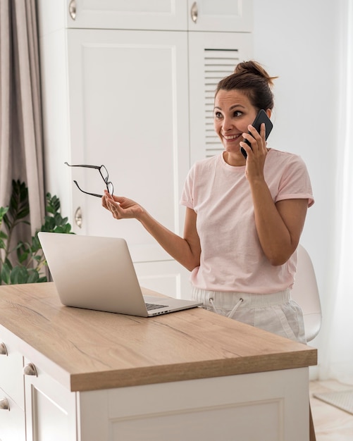 Mujer adulta casual hablando por teléfono