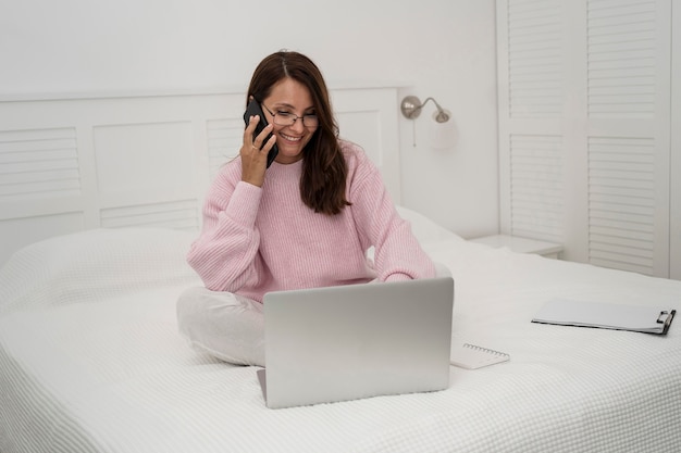 Mujer adulta casual trabajando en casa