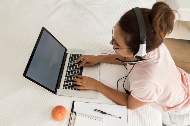 Mujer adulta casual trabajando en casa