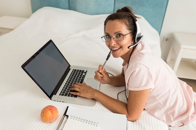 Mujer adulta casual trabajando en casa