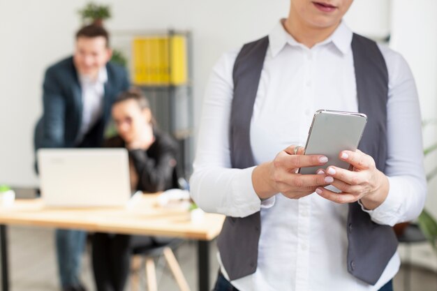 Mujer adulta comprobando el teléfono móvil