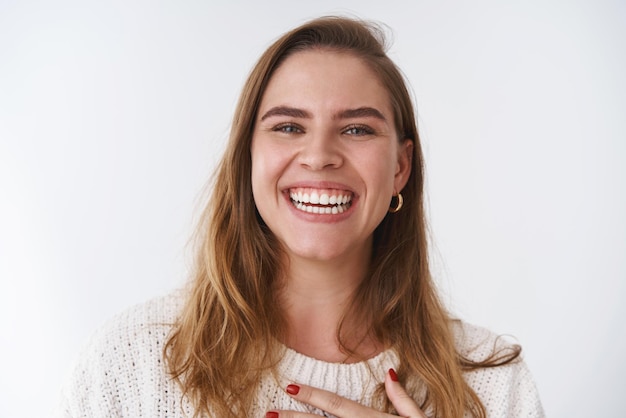 Foto gratuita mujer adulta corte de pelo corto riendo a carcajadas sintiéndose feliz divirtiéndose riendo broma divertida