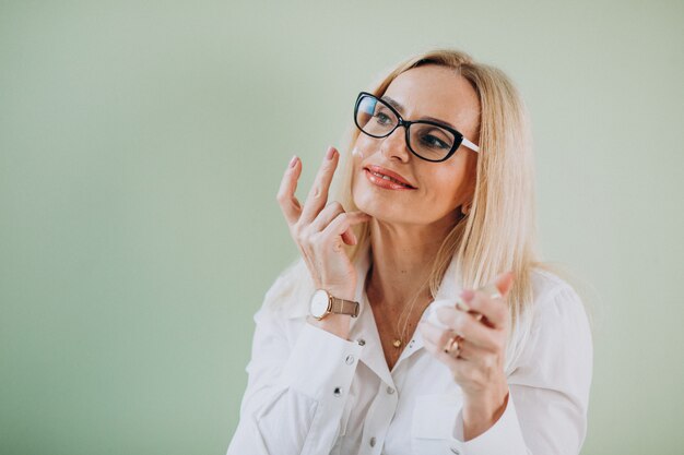 Mujer adulta con crema antienvejecimiento