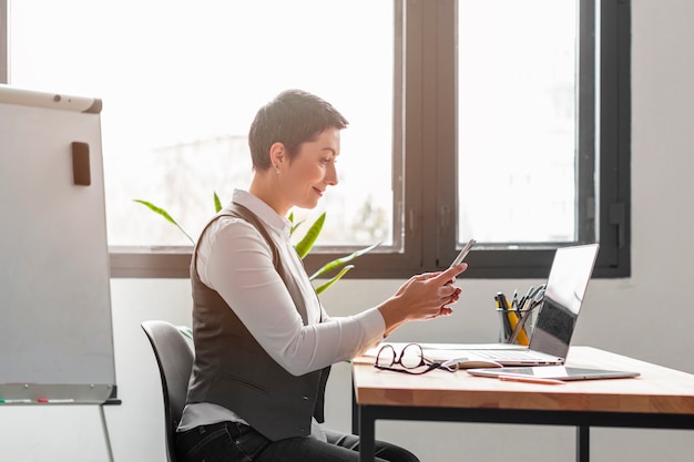 Mujer adulta disfrutando de trabajar en la oficina