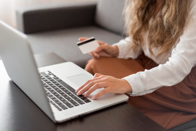 Mujer adulta dispuesta a comprar online con tarjeta de crédito
