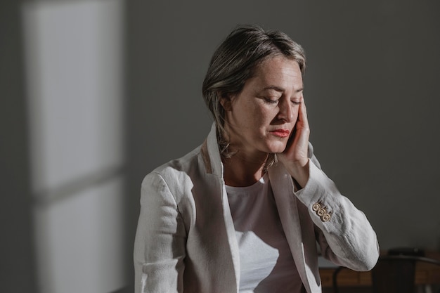 Mujer adulta estresando en casa