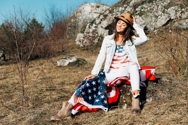 Foto gratuita mujer adulta feliz con bandera con sombrero