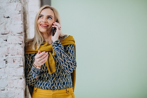 Mujer adulta hablando por teléfono