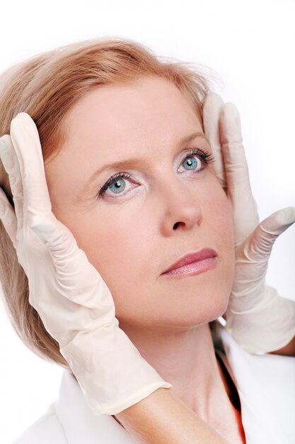 Mujer adulta con inyección facial