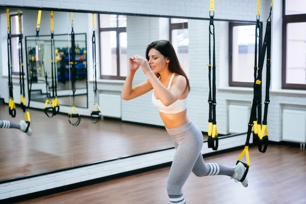 Mujer adulta joven haciendo ejercicios en el gimnasio