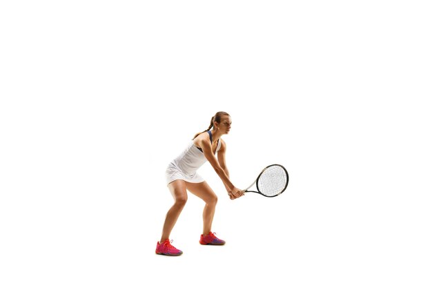 Mujer adulta jugando al tenis. Tiro del estudio