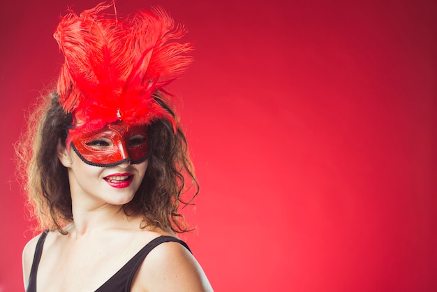 Mujer adulta en máscara de carnaval rojo