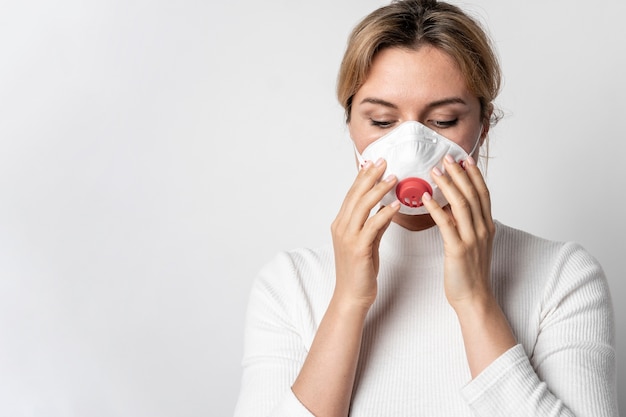 Foto gratuita mujer adulta con mascarilla quirúrgica para protección