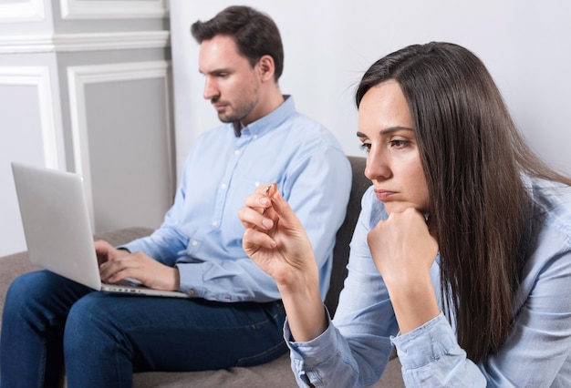 Mujer adulta mirando el anillo de bodas