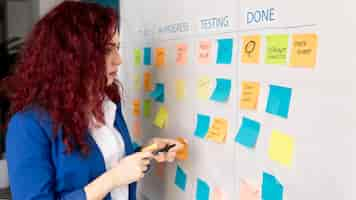 Foto gratuita mujer adulta planeando método scrum