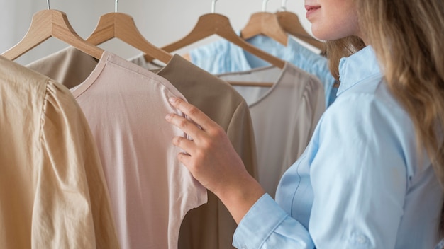 Mujer adulta probando ropa nueva