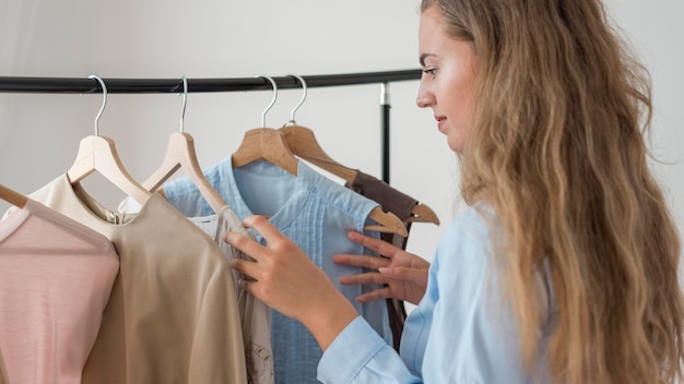 Mujer adulta probando ropa nueva