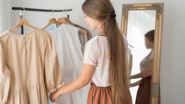 Mujer adulta probando ropa nueva