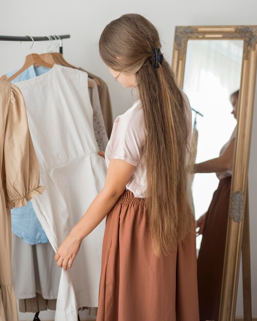 Mujer adulta probando ropa nueva