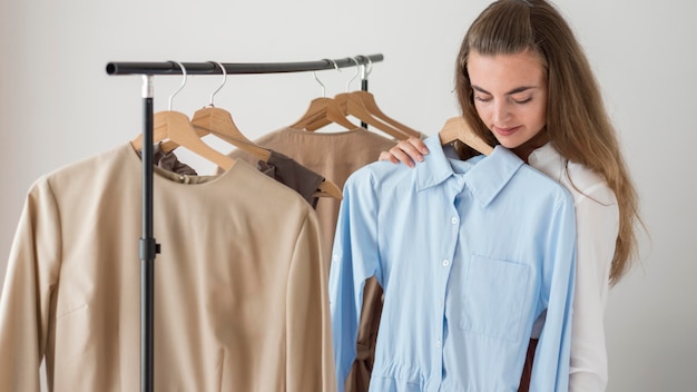 Mujer adulta probando ropa