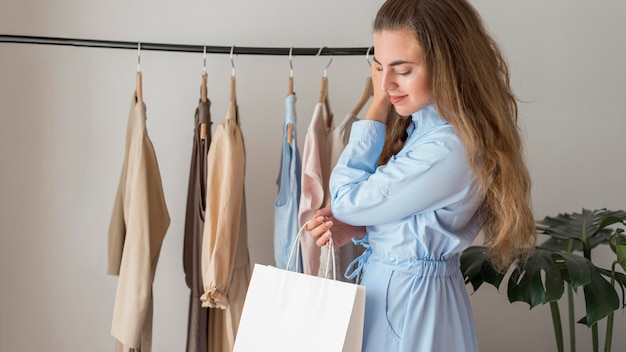 Mujer adulta revisando ropa nueva