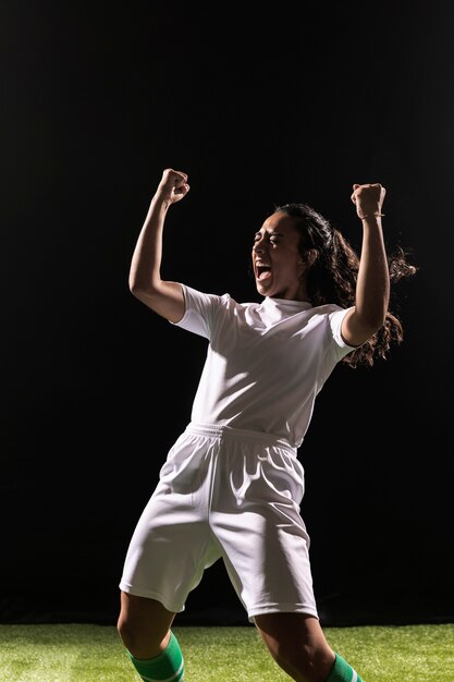 Mujer adulta en ropa deportiva celebrando