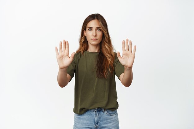 Mujer adulta seria y estricta, madre mostrando tabú, gesto de prohibición, prohibir, rechazar o impedir que alguien haga cosas malas