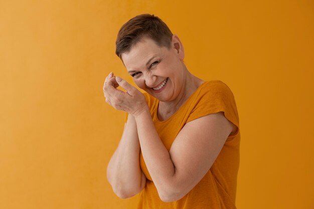 Mujer adulta de tiro medio posando