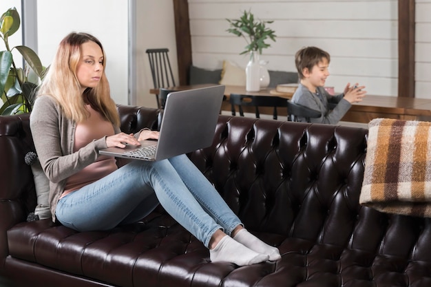 Foto gratuita mujer adulta trabajando desde casa