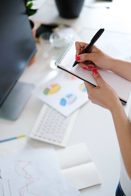 Mujer adulta, trabajar en oficina