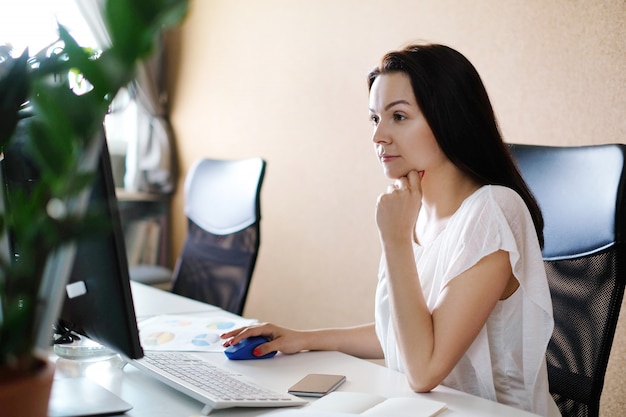 Mujer adulta, trabajar en oficina