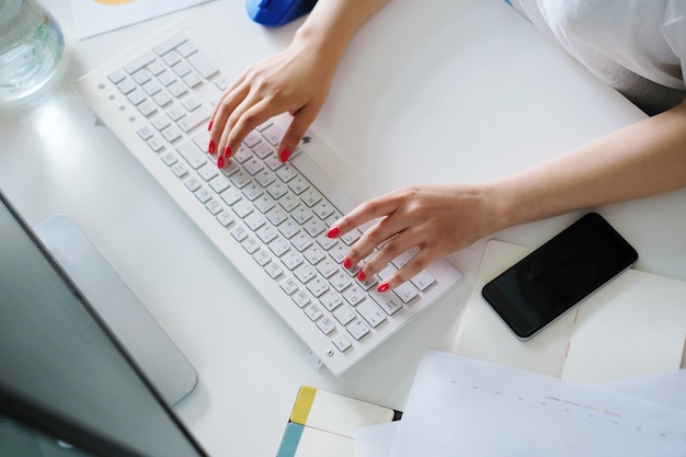 Mujer adulta, trabajar en oficina